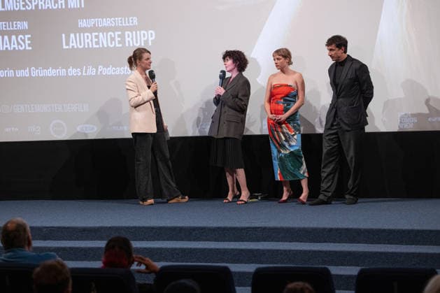 Premiere GENTLE MONSTER Bühnenpräsentation Q&A Marie Kreutzer Jella Haase Laurence Rupp Und Moderatorin Katrin Rönicke Premiere von GENTLE MONSTER im Delphi Filmpalast Kino in Berlin Copyright: xEventpressx