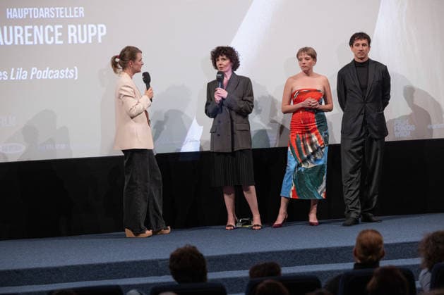 Premiere GENTLE MONSTER Bühnenpräsentation Q&A Marie Kreutzer Jella Haase Laurence Rupp Und Moderatorin Katrin Rönicke Premiere von GENTLE MONSTER im Delphi Filmpalast Kino in Berlin Copyright: xEventpressx