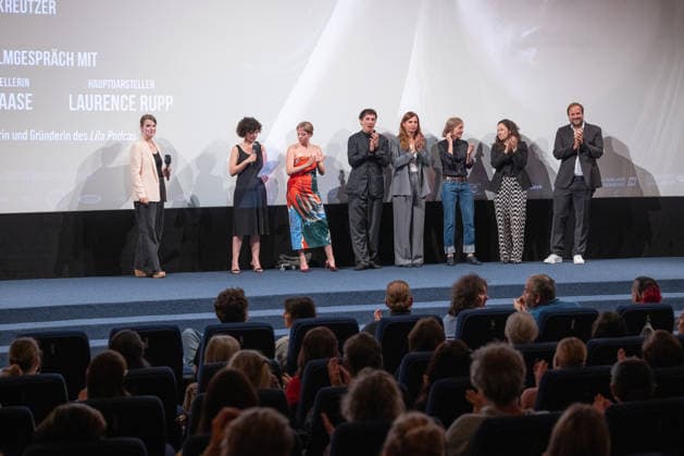 Premiere GENTLE MONSTER Bühnenpräsentation Q&A Marie Kreutzer Jella Haase Laurence Rupp Und Moderatorin Katrin Rönicke Premiere von GENTLE MONSTER im Delphi Filmpalast Kino in Berlin Copyright: xEventpressx