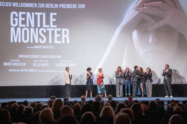 Premiere GENTLE MONSTER Bühnenpräsentation Q&A Marie Kreutzer Jella Haase Laurence Rupp Und Moderatorin Katrin Rönicke Premiere von GENTLE MONSTER im Delphi Filmpalast Kino in Berlin Copyright: xEventpressx