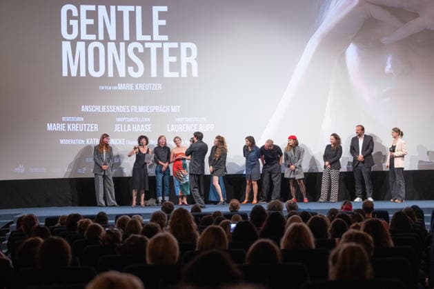 Premiere GENTLE MONSTER Bühnenpräsentation Q&A Marie Kreutzer Jella Haase Laurence Rupp Und Moderatorin Katrin Rönicke Premiere von GENTLE MONSTER im Delphi Filmpalast Kino in Berlin Copyright: xEventpressx