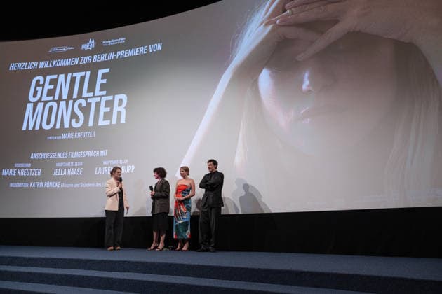 Premiere GENTLE MONSTER Bühnenpräsentation Q&A Marie Kreutzer Jella Haase Laurence Rupp Und Moderatorin Katrin Rönicke Premiere von GENTLE MONSTER im Delphi Filmpalast Kino in Berlin Copyright: xEventpressx