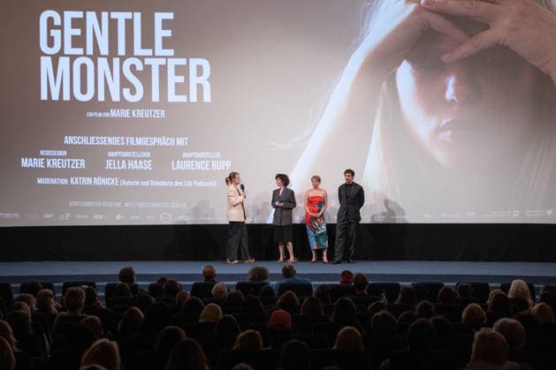 Premiere GENTLE MONSTER Bühnenpräsentation Q&A Marie Kreutzer Jella Haase Laurence Rupp Und Moderatorin Katrin Rönicke Premiere von GENTLE MONSTER im Delphi Filmpalast Kino in Berlin Copyright: xEventpressx