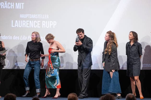 Premiere GENTLE MONSTER Bühnenpräsentation Q&A Marie Kreutzer Jella Haase Laurence Rupp Und Moderatorin Katrin Rönicke Premiere von GENTLE MONSTER im Delphi Filmpalast Kino in Berlin Copyright: xEventpressx