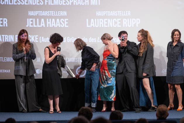 Premiere GENTLE MONSTER Bühnenpräsentation Q&A Marie Kreutzer Jella Haase Laurence Rupp Und Moderatorin Katrin Rönicke Premiere von GENTLE MONSTER im Delphi Filmpalast Kino in Berlin Copyright: xEventpressx
