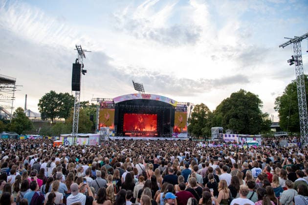 Die britische Band Bastille tritt beim Superbloom Festival im Olympiapark München auf. Sänger Dan Smith begeistert das Publikum mit einem energiegeladenen Liveauftritt am 02.09.2026. München Olympiapark Bayern Deutschland