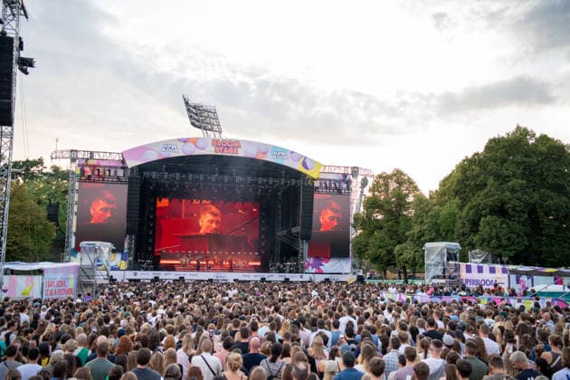 Die britische Band Bastille tritt beim Superbloom Festival im Olympiapark München auf. Sänger Dan Smith begeistert das Publikum mit einem energiegeladenen Liveauftritt am 02.09.2026. München Olympiapark Bayern Deutschland