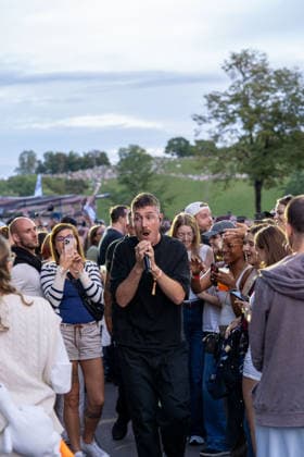 Die britische Band Bastille tritt beim Superbloom Festival im Olympiapark München auf. Sänger Dan Smith begeistert das Publikum mit einem energiegeladenen Liveauftritt am 02.09.2026. München Olympiapark Bayern Deutschland