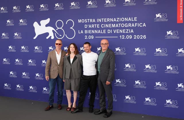 Entertainment Bilder des Tages #2 (260902) -- VENICE, Sept. 2, 2026 -- Guy Pearce, Claire Foy, Jack O Connell, and Danny Boyle (L to R) pose for a group photo at the photocall of the 83rd Venice International Film Festival in Venice, Italy, Sept. 2, 2026. The 83rd Venice International Film Festival opened Wednesday on Lido island in Venice, Italy, with 21 films competing for the Golden Lion award. ) ITALY-VENICE-FILM FESTIVAL-INK WangxKaiyan 