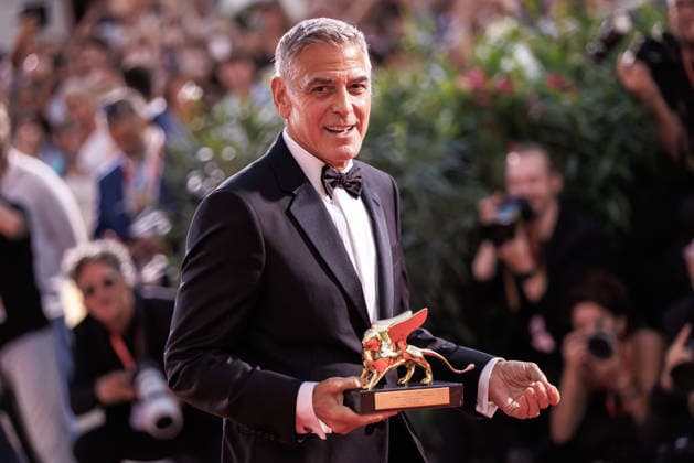 Entertainment Bilder des Tages #2 September 2, 2026, Venice, Italy: American actor and producer, George Clooney seen holding the Honorary Golden Lion Award at the 83rd Venice International Film Festival at the Palazzo del Cinema. Venice Italy - ZUMAs197 20260902_aaa_s197_465 Copyright: xMarcoxBaradax