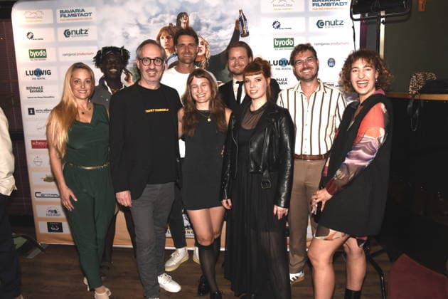 Dartsteller Annika Ziegltrum Schauspielerin Noah Hansen Schauspieler Patrick Finger Schauspieler Maximilian Held Schauspieler Leo Liebhart Schauspieler Timo Gastager Schauspieler Eva Maria Hamm Schauspielerin Thomas Heim Schauspieler Corinna Blädel Schauspielerin Produzentin Muenchen 02.09.2026 Rio Palast Filmpremiere Bonnie EINE MUENCHNER ACTION KOMÖDIE Foto Muenchen
