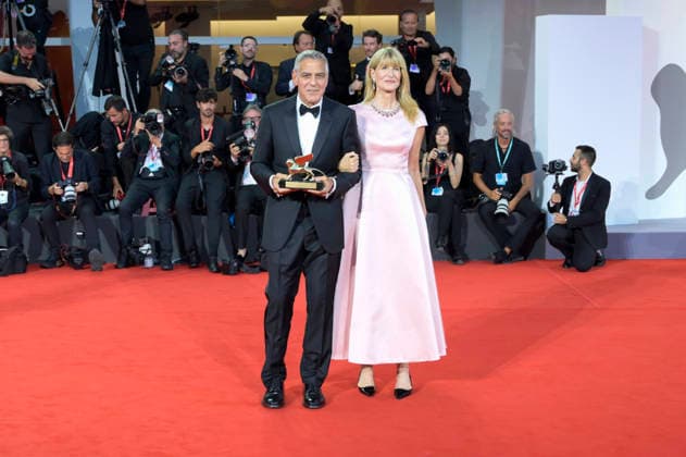 George Clooney mit Laura Dern und den Goldenen Löwen für sein Lebenswerk auf der Biennale di Venezia 2023 83. Internationale Filmfestspiele von Venedig im Palazzo del Cinema. Venedig, 02.09.2026