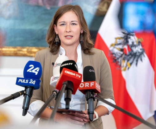 News Bilder des Tages 2026-09-03-Doorstep-005 Bundesministerin für Europa, Integration und Familie im Bundeskanzleramt Claudia Plakolm (OeVP) am 3. September 2026 vor dem Doorstep zum Roundtable mit dem Thema Ehrkultur an Schulen mit Schulleitungen und Lehrkräften im Bundeskanzleramt in Wien, Wien, Österreich. *** September 3, 2026, Doorstep 005 Federal Minister for Europe, Integration, and Family at the Federal Chancellery Claudia Plakolm (OeVP) on September 3, 2026, before the doorstep interview ahead of a roundtable discussion on the topic of honor culture in schools with school administrators and teachers at the Federal Chancellery in Vienna, Vienna, Austria