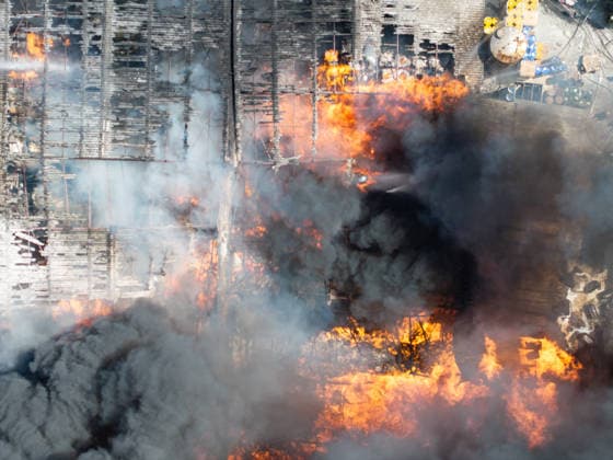 News Bilder des Tages Large fire breaks out at commercial warehouse in Tuzla, Istanbul ISTANBUL, TURKIYE - SEPTEMBER 3: An aerial view of the scene where firefighters battle a large-scale fire that broke out at a logistics warehouse in the Tuzla district of Istanbul, Turkiye, on September 3, 2026. Azer Sude Akcay Anadolu Istanbul Turkey. Editorial use only. Please get in touch for any other usage.  Copyright: x2026xAnadoluxAzerxSudexAkcayx
