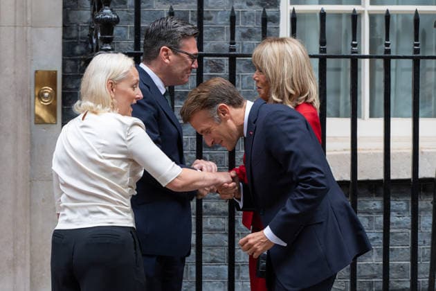 News Bilder des Tages September 3, 2026, London, England, United Kingdom: EMMANUEL MACRON, President of France, and his wife BRIGITTE MACRON, right, are welcomed by British Prime Minister ANDY BURNHAM and his wife MARIE-FRANCE VAN HEEL at 10 Downing Street in London, Britain. London United Kingdom - ZUMAk172 20260903_zip_k172_004 Copyright: xThomasxKrychx