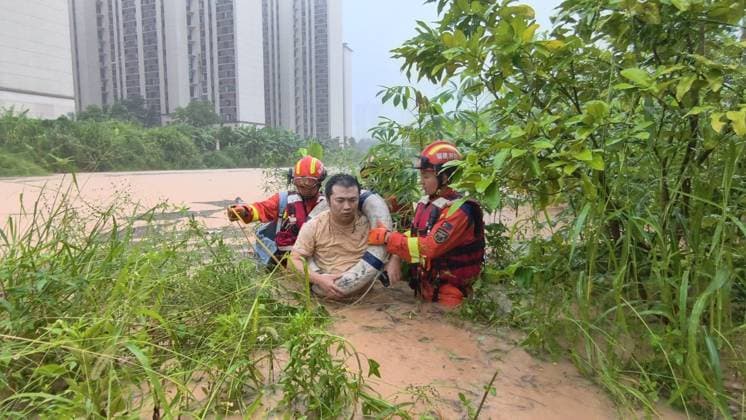 News Bilder des Tages (260903) -- FUZHOU, Sept. 3, 2026 -- Rescuers evacuate a man from a vehicle stranded in flood water in Xianyou County of Putian City, southeast China s Fujian Province, Sept. 1, 2026. Typhoon Saudel, the 18th typhoon of 2026, made its third landfall in Fujian Province on Thursday, with maximum sustained winds of 23 meters per second near its center, according to the provincial meteorological observatory. Local authorities have quickly carried out rescue and flood drainage operations as persistent heavy rain battered parts of the province. (SpotNews) CHINA-FUJIAN-TYPHOON SAUDEL-RESCUE & RELIEF (CN) ZhouxYi 