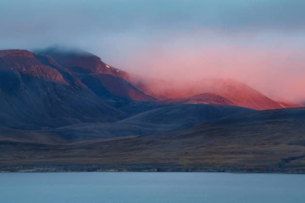 Creative Highlights World News Bilder des Tages NORWAY, SPITSBERGEN ARCHIPELAGO - SEPTEMBER 3, 2026: The sun sets over the Spitsbergen Archipelago. Sergei Malgavko TASS  97017102