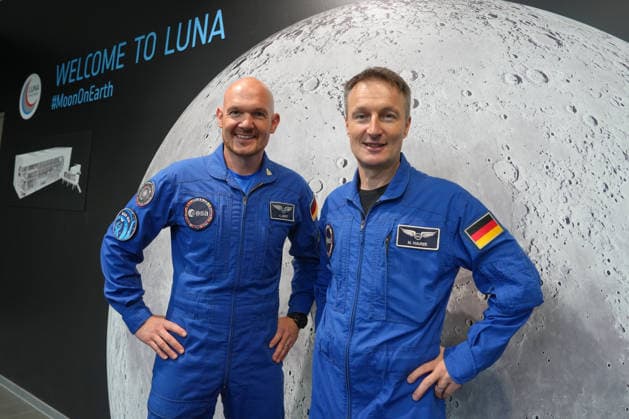 News Bilder des Tages NRW Ministerpraesident Wuest besucht neuen FLEXhab und Mondsimulationsanlage LUNA Astronaut Alexander Gerst gemeinsam mit Astronaut Matthias Maurer in der Vorhalle der Mondsimulationsanlage LUNA am Deutschen Zentrum für Luft- und Raumfahrt (DLR) und der European Space Agency (ESA), Koeln, 03.09.2026 Koeln Nordrhein-Westfalen Deutschland *** NRW Minister-President Wuest visits the new FLEXhab and the LUNA lunar simulation facility. Astronaut Alexander Gerst, together with astronaut Matthias Maurer, in the lobby of the LUNA lunar simulation facility at the German Aerospace Center (DLR) and the European Space Agency (ESA), Cologne, September 3, 2026, Cologne, North Rhine-Westphalia, Germany