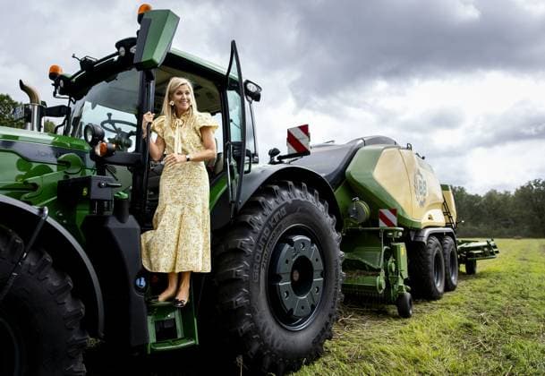 HENGELO - Queen Maxima steps out of a tractor during a visit to a fiber hemp grower as part of a working visit to the Achterhoek focused on biobased construction and making buildings more sustainable. SEM VAN DER WAL ANP netherlands out - belgium out  Copyright: xx x566944815x originalFilename: 566944815.jpg