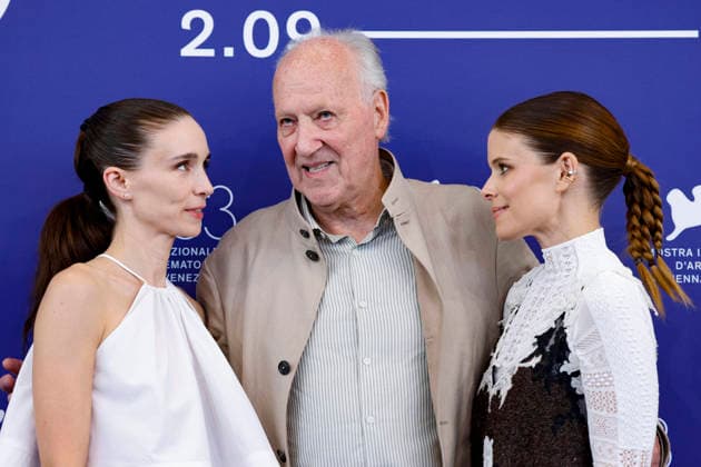 Entertainment Bilder des Tages September 3, 2026, Venice, ITALY: German director Werner Herzog (C) and US actresses Kate (R) and Rooney Mara pose for the photocall of ˜Bucking Fastard at the 83rd annual Venice International Film Festival, in Venice, Italy, 03 September 2026. The movie is presented in official competition Venezia 83 at the festival running from 02 to 12 September 2026. ANSA FABIO FRUSTACI. Venice ITALY  - ZUMAa110 20260903_zaf_a110_036 Copyright: xFabioxFrustacix