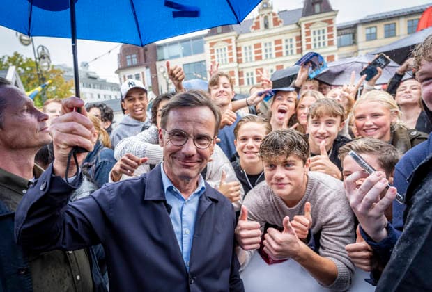 News Bilder des Tages KRISTIANSTAD 2026-09-02 Ulf Kristersson med ungdomar da han valkampanjar vid Moderaternas valstuga pa Stora torg i Kristianstad pa torsdagen. KRISTIANSTAD SVERIGE x50090x *** KRISTIANSTAD, September 2, 2026 Ulf Kristersson with young people while campaigning at the Moderate Party’s campaign booth on Stora Torg in Kristianstad on Thursday KRISTIANSTAD, SWEDEN x50090x  Copyright: xJohanxNilssonx xTTx KRISTERSSON VALSTUGAN KRISTIANSTAD bfTViGTUXxA
