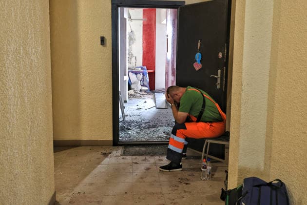 News Bilder des Tages A municipal worker holds his head in his hands while sitting on a stool in a 21-storey apartment block, damaged in a Russian attack, Odesa, Ukraine, September 3, 2026. On Thursday night, September 3, Russian forces launched a combined strike on the southern Ukrainian port city. A high-rise building sustained a direct hit. Seventeen 17 people were injured, including three children. Twenty apartments between the 10th and 17th floors were destroyed or damaged. The occupiers attacked a residential area of the southern port city using jet drones and S8000 Banderol cruise missiles. (Photo by Nina Liashonok Ukrinform) Odesa comes under overnight Russian attack  Copyright: xNinaxLiashonokx