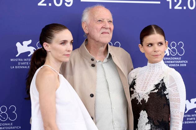 Rooney Mara, Werner Herzog und Kate Mara beim Photocall zum Kinofilm Bucking Fastard auf der Biennale di Venezia 2026 83. Internationale Filmfestspiele von Venedig im Palazzo del Casino. Venedig, 03.09.2026