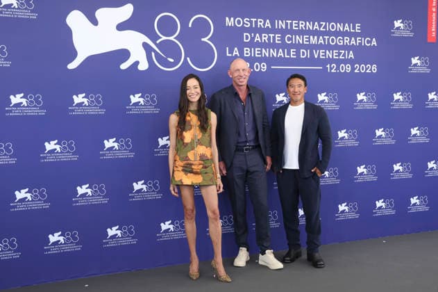 Elizabeth Chai Vasarhelyi, Jim Morrison und Jimmy Chin beim Photocall zum Dokumentarfilm Everest: The Other Side auf der Biennale di Venezia 2026 83. Internationale Filmfestspiele von Venedig im Palazzo del Casino. Venedig, 03.09.2026