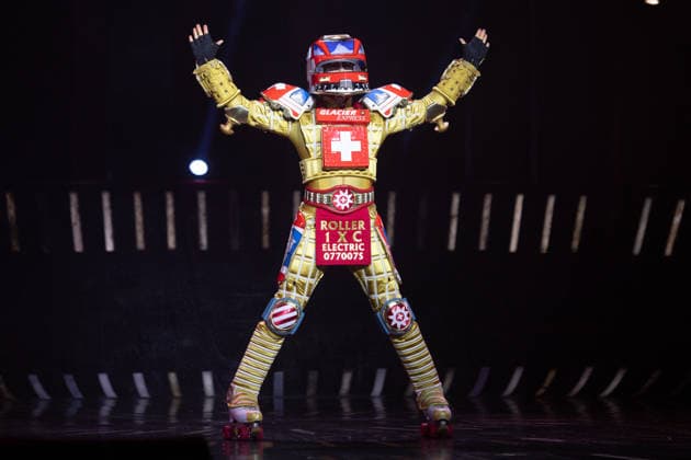 Der Saenger Tom ROWLAND im Kostuem des neuen Zugs TICK TACK der Glacier Express, Das Musical Starlight Express in Bochum praesentiert den schweizerischen Glacier Express TICK TACK als neuen Zug in der Show, Starlight Express Theater in Bochum, 12.06.2018.