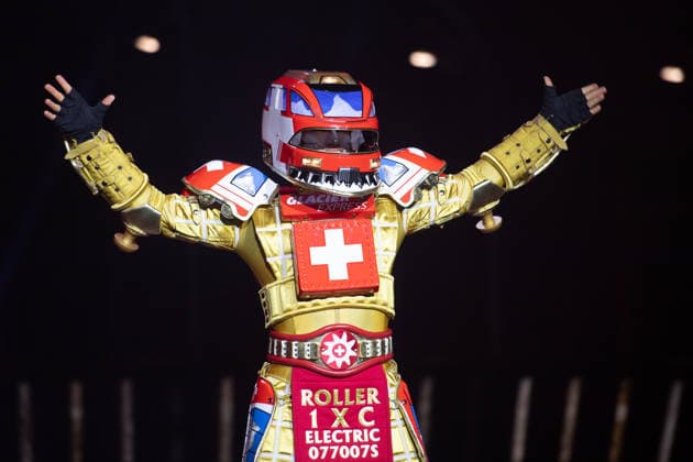 Der Saenger Tom ROWLAND im Kostuem des neuen Zugs TICK TACK der Glacier Express, Das Musical Starlight Express in Bochum praesentiert den schweizerischen Glacier Express TICK TACK als neuen Zug in der Show, Starlight Express Theater in Bochum, 12.06.2018.