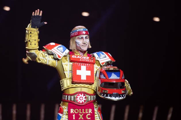 Der Saenger Tom ROWLAND im Kostuem des neuen Zugs TICK TACK der Glacier Express, Das Musical Starlight Express in Bochum praesentiert den schweizerischen Glacier Express TICK TACK als neuen Zug in der Show, Starlight Express Theater in Bochum, 12.06.2018.
