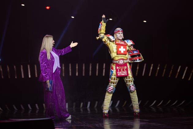 Die Saengerin Beatrice EGLI und der Saenger Tom ROWLAND im Kostuem des neuen Zugs TICK TACK der Glacier Express, Das Musical Starlight Express in Bochum praesentiert den schweizerischen Glacier Express TICK TACK als neuen Zug in der Show, Starlight Express Theater in Bochum, 12.06.2018.