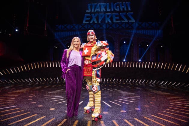 Die Saengerin Beatrice EGLI und der Saenger Tom ROWLAND im Kostuem des neuen Zugs TICK TACK der Glacier Express, Das Musical Starlight Express in Bochum praesentiert den schweizerischen Glacier Express TICK TACK als neuen Zug in der Show, Starlight Express Theater in Bochum, 12.06.2018.