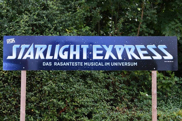 Starlight Express am 03.09.2026 im Starlight Express Theater in Bochum Eine Hinweisschild mit der Aufschrift Starlight Express steht am Starlight Express Theater in Bochum
