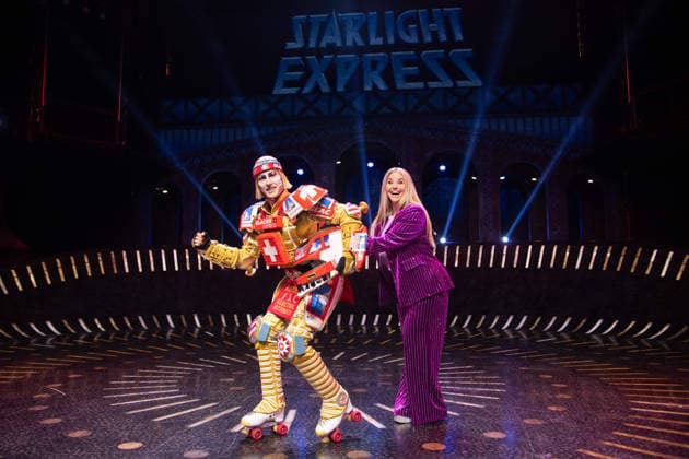 Die Saengerin Beatrice EGLI und der Saenger Tom ROWLAND im Kostuem des neuen Zugs TICK TACK der Glacier Express, Das Musical Starlight Express in Bochum praesentiert den schweizerischen Glacier Express TICK TACK als neuen Zug in der Show, Starlight Express Theater in Bochum, 12.06.2018.