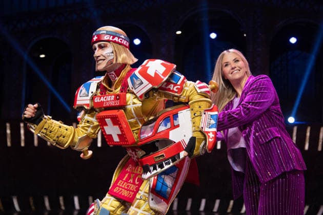 Die Saengerin Beatrice EGLI und der Saenger Tom ROWLAND im Kostuem des neuen Zugs TICK TACK der Glacier Express, Das Musical Starlight Express in Bochum praesentiert den schweizerischen Glacier Express TICK TACK als neuen Zug in der Show, Starlight Express Theater in Bochum, 12.06.2018.
