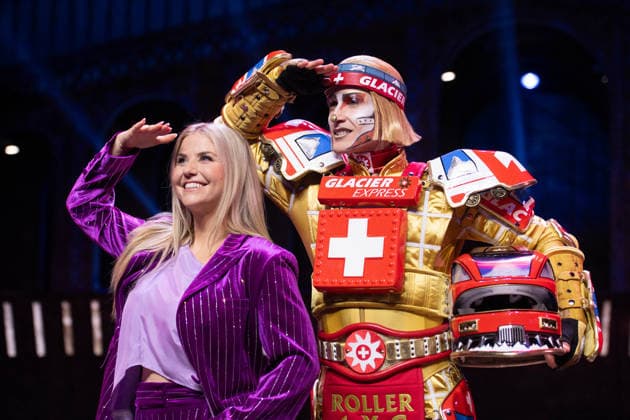 Entertainment Bilder des Tages Die Saengerin Beatrice EGLI und der Saenger Tom ROWLAND im Kostuem des neuen Zugs TICK TACK der Glacier Express, Das Musical Starlight Express in Bochum praesentiert den schweizerischen Glacier Express TICK TACK als neuen Zug in der Show, Starlight Express Theater in Bochum, 12.06.2018. *** Singer Beatrice EGLI and singer Tom ROWLAND in the costumes of the Glacier Express’s new TICK TACK train, The musical Starlight Express in Bochum features the Swiss Glacier Express TICK TACK as a new train in the show; Starlight Express Theater in Bochum, June 12, 2018