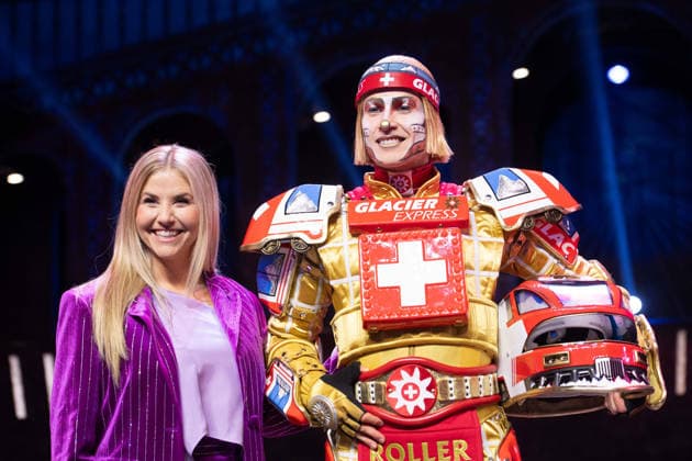 Die Saengerin Beatrice EGLI und der Saenger Tom ROWLAND im Kostuem des neuen Zugs TICK TACK der Glacier Express, Das Musical Starlight Express in Bochum praesentiert den schweizerischen Glacier Express TICK TACK als neuen Zug in der Show, Starlight Express Theater in Bochum, 12.06.2018.