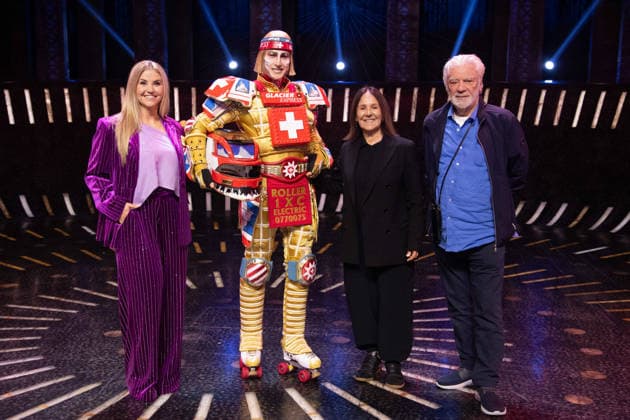v.l. Saengerin Beatrice EGLI, Saenger Tom ROWLAND im Kostuem des neuen Zugs TICK TACK Regisseurin Dame Arlene PHILLIPS, Saenger Tom ROWLAND im Kostuem des neuen Zugs TICK TACK und der Kostuembildner John NAPIER, Das Musical Starlight Express in Bochum praesentiert den schweizerischen Glacier Express TICK TACK als neuen Zug in der Show, Starlight Express Theater in Bochum, 12.06.2018.
