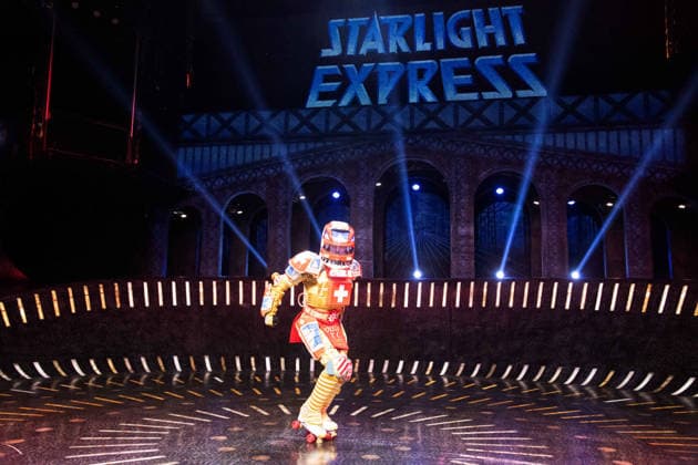 Saenger Tom ROWLAND im Kostuem des neuen Zugs TICK TACK Das Musical Starlight Express in Bochum praesentiert den schweizerischen Glacier Express TICK TACK als neuen Zug in der Show, Starlight Express Theater in Bochum, 12.06.2018.