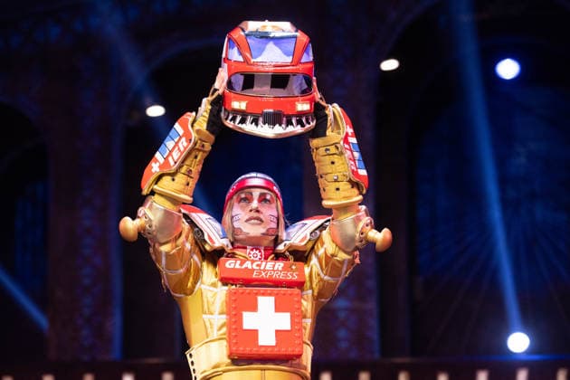 Saenger Tom ROWLAND im Kostuem des neuen Zugs TICK TACK Das Musical Starlight Express in Bochum praesentiert den schweizerischen Glacier Express TICK TACK als neuen Zug in der Show, Starlight Express Theater in Bochum, 12.06.2018.