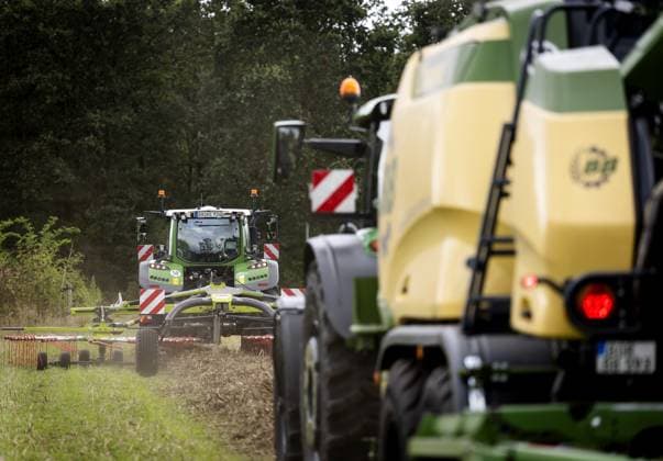 HENGELO - Queen Maxima helps out in a tractor during a visit to a fiber hemp grower as part of a working visit to the Achterhoek focused on biobased construction and making buildings more sustainable. SEM VAN DER WAL ANP netherlands out - belgium out  Copyright: xx x566957916x originalFilename: 566957916.jpg