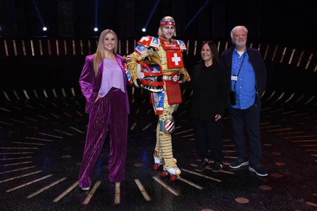 Starlight Express am 03.09.2026 im Starlight Express Theater in Bochum Die Entertainerin Beatrice Egli präsentiert den Charakter Ticktack ( Tom Rowland ), der den legendären Schweizer Glacier Express verkörpert. V.l.n.r.: Beatrice Egli - Ticktack ( Tom Rowland ) - Dame Arlene Phillips ( Amerikanische Filmkostümdesignerin ) - John Napier ( Bühnen- und Kostümbildner )
