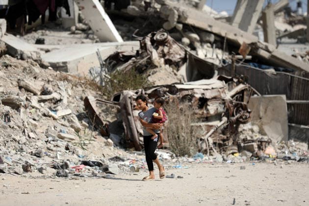 News Bilder des Tages Displaced Palestinians Continue Daily Life Amid Ruins in Jabalia Displaced Palestinians go about their daily lives among destroyed buildings east of Jabalia camp in the northern Gaza Strip, on September 3, 2026. The scene comes amid worsening living conditions, shortages of shelter and basic services, and widespread destruction caused by the war. Photo by Bilal Osama apaimages Gaza city Gaza Strip Palestinian Territory 030926_Jabalia_BO_00(12) Copyright: xapaimagesxBilalxOsamax xapaimagesx
