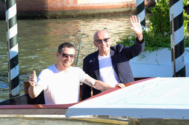 Jack O Connell und Danny Boyle bei der Abfahrt vom Pier des Hotels Excelsior auf der Biennale di Venezia 2026 83. Internationale Filmfestspiele von Venedig. Venedig, 03.09.2026