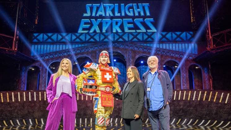 Bochum: Starlight Express mit neuer Lok ** NUR FÜR REDAKTIONELLE ZWECKE ** EDITORIAL USE ONLY **<p>Beatrice Egli, Ticktack, Dame Arlene Philips (Regie) und John Napier (Kostüm- und Bühnenbild) am Donnerstag, den 3. September 2026, im Starlight Express in Bochum. Deutschland NRW Bochum Copyright: UwexErnst