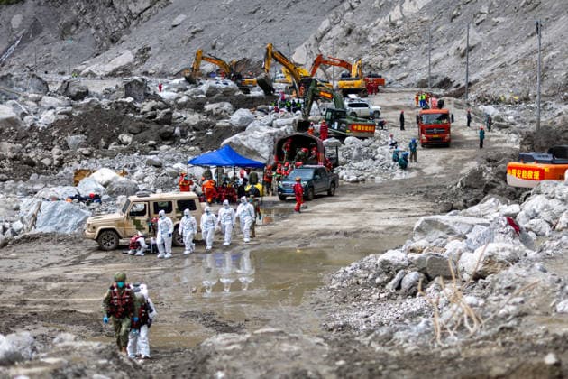 News Bilder des Tages (260903) -- GYIRONG, Sept. 3, 2026 -- Health workers prepare to carry out disinfection work at the core affected zone of the mudslide-hit Gyirong Port in southwest China s Xizang Autonomous Region, Sept. 3, 2026. Teams of health workers from multiple units carried out comprehensive disinfection work at the core affected zone of the mudslide-hit Gyirong Port on Thursday. To date, a total of 35,500 square meters have been disinfected. ) (SpotNews) CHINA-XIZANG-GYIRONG-MUDSLIDE-CORE AFFECTED ZONE-DISINFECTION (CN) JiangxFan 