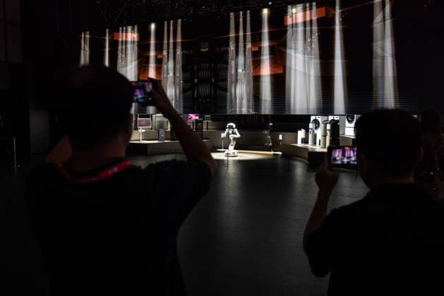 News Bilder des Tages Impressionen aus der IFA 2026. Deutschland, Berlin am 3. September 2026:2026: EIn Roboter der Firma LG in Halle 18 hält eine Show. *** Highlights from IFA 2026 in Berlin, Germany, on September 3, 2026. A robot from LG in Hall 18 puts on a show.