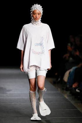 Entertainment Bilder des Tages September 3, 2026, Tokyo, Japan: A model wearing fashion brand CHARINYEH walks down the runway during the Rakuten Fashion Week TOKYO 2027 Spring Summer Collection. The fashion week runs from August 31 to September 5. Tokyo Japan  - ZUMAm191 20260903_aap_m191_121 Copyright: xRodrigoxReyesxMarinx