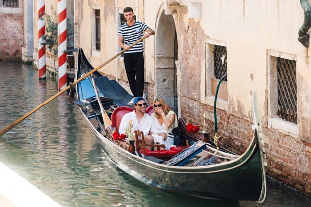 In the midst of the Venice Film Festival, Sydney Sweeney and Scooter Braun treated themselves to a super-romantic getaway on the canals. The *Euphoria* actress and the producer clearly couldn’t keep their hands to themselves—sharing a passionate kiss in a gondola, exchanging knowing glances and sharing big hugs as they glided along the water. *La Dolce Vita* suits them far too well. Tiziano Da Silva Bestimage Love is in the air. Sydney Sweeney and her boyfriend Scooter Braun share a romantic kiss while enjoying a gondola ride through the canals of Venice—a picture-perfect moment in one of the most romantic cities in the world. She was wearing a white Lois Broderie Anglaise cotton midi dress and a Cartier Panthère mini quartz watch Venice,  Copyright: xTizianoxDaxSilvax xBestimagexTizianoxDaxSilvax xBestimagex